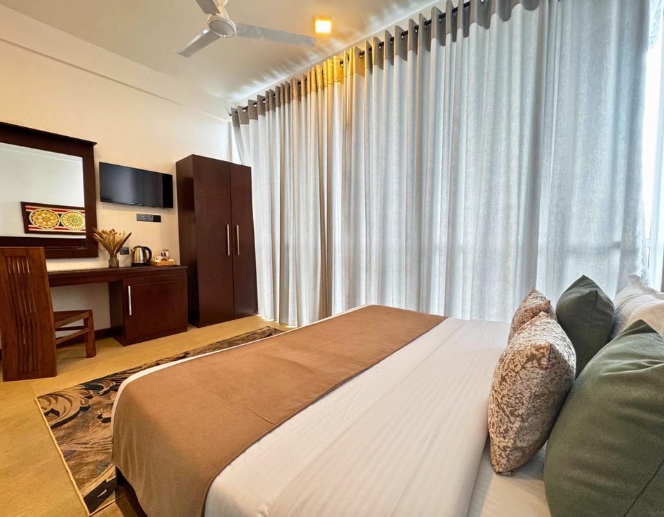 Bed, TV and multimedia, Photo of the whole room, Seating area, Bedroom, wardrobe, air conditioner
