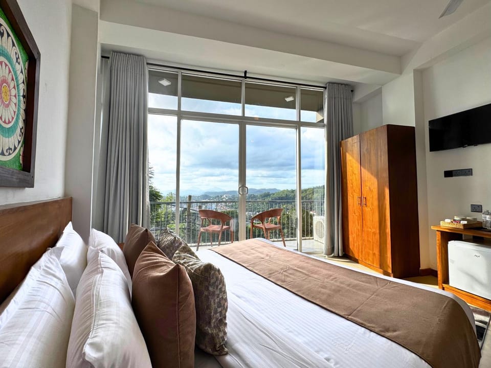 Bed, Natural landscape, TV and multimedia, Seating area, Bedroom, Mountain view