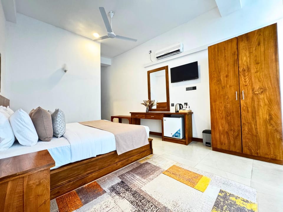Bed, TV and multimedia, Photo of the whole room, Seating area, Bedroom, wardrobe, air conditioner