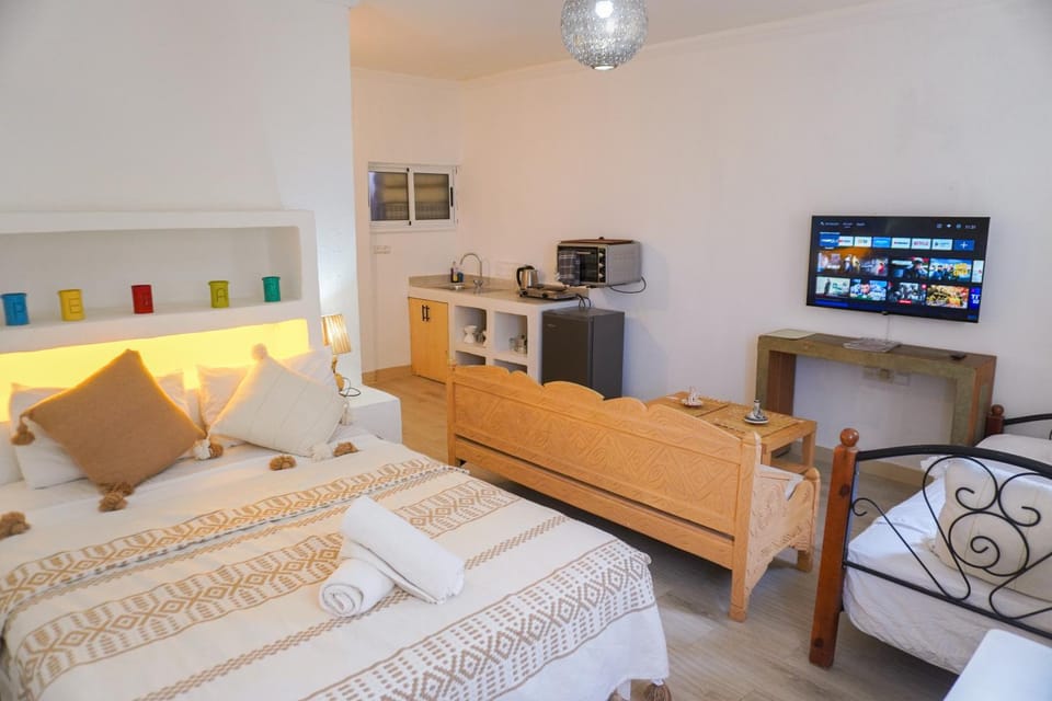 Bed, TV and multimedia, Kitchen or kitchenette, Photo of the whole room, Bedroom