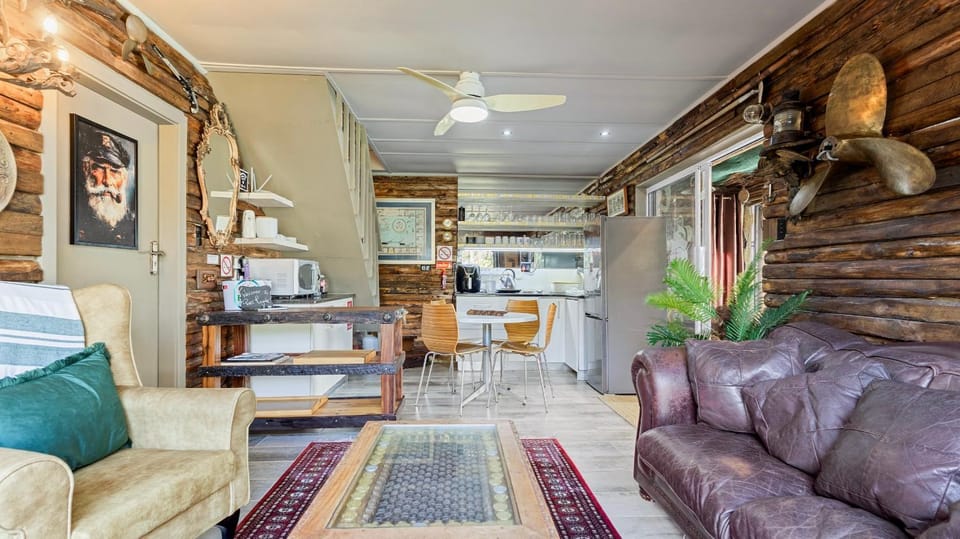 Kitchen or kitchenette, Seating area, Dining area
