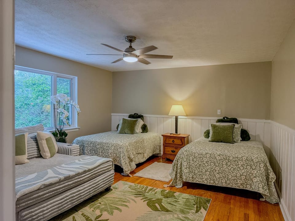 Photo of the whole room, Bedroom