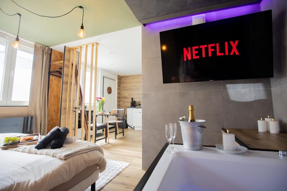 Hot Tub, Photo of the whole room, Bedroom