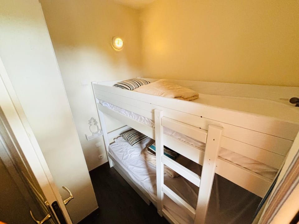 Bedroom, bunk bed