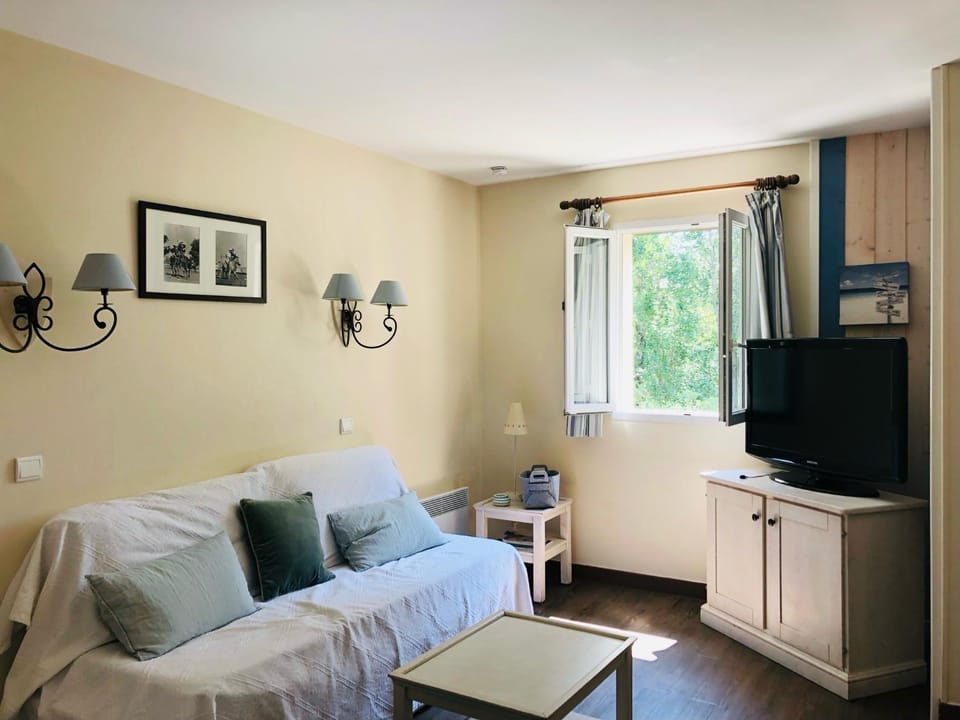 Bed, TV and multimedia, Living room