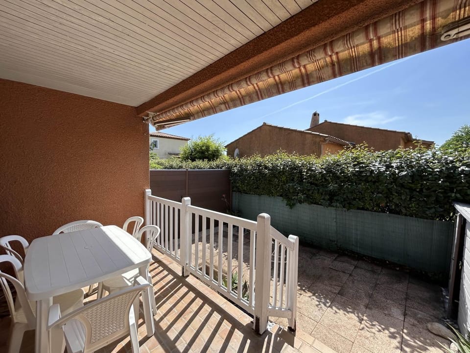 Patio, Day, Balcony/Terrace