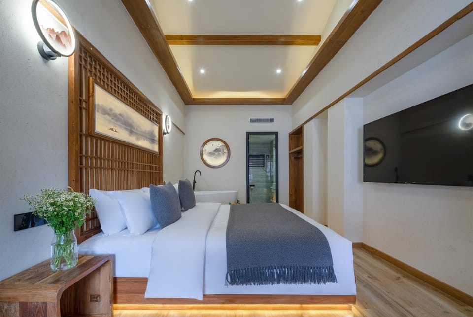 Bed, TV and multimedia, Photo of the whole room, Bedroom