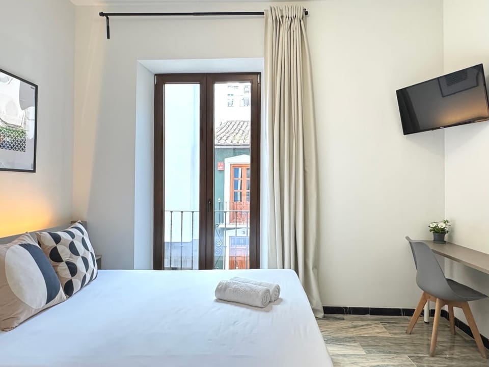 Bed, TV and multimedia, Bedroom, towels