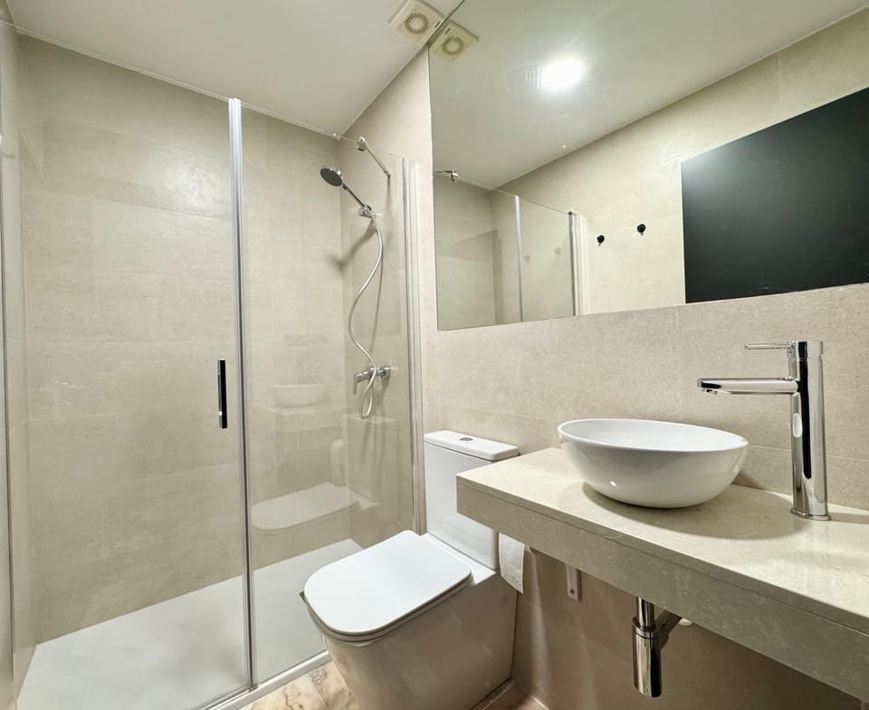 Shower, Bathroom, Bedroom, towels