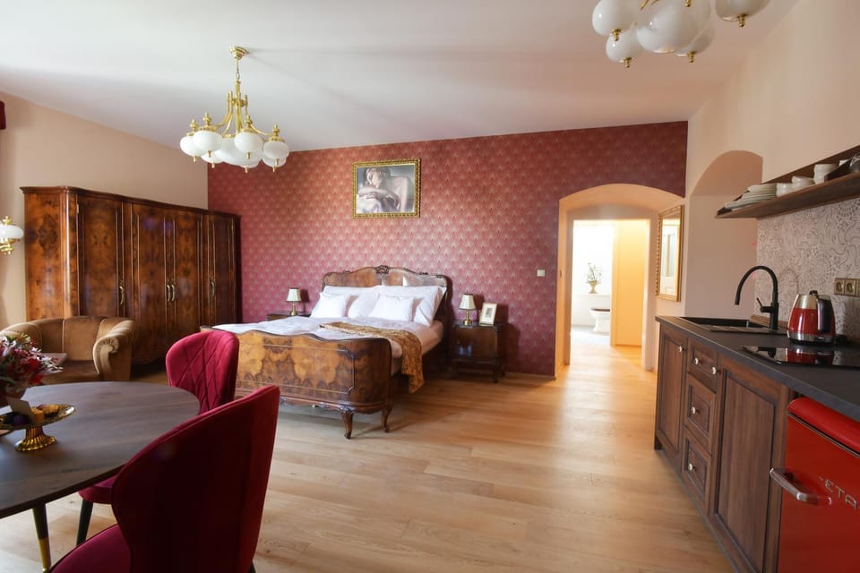 Bed, Kitchen or kitchenette, Seating area, stove