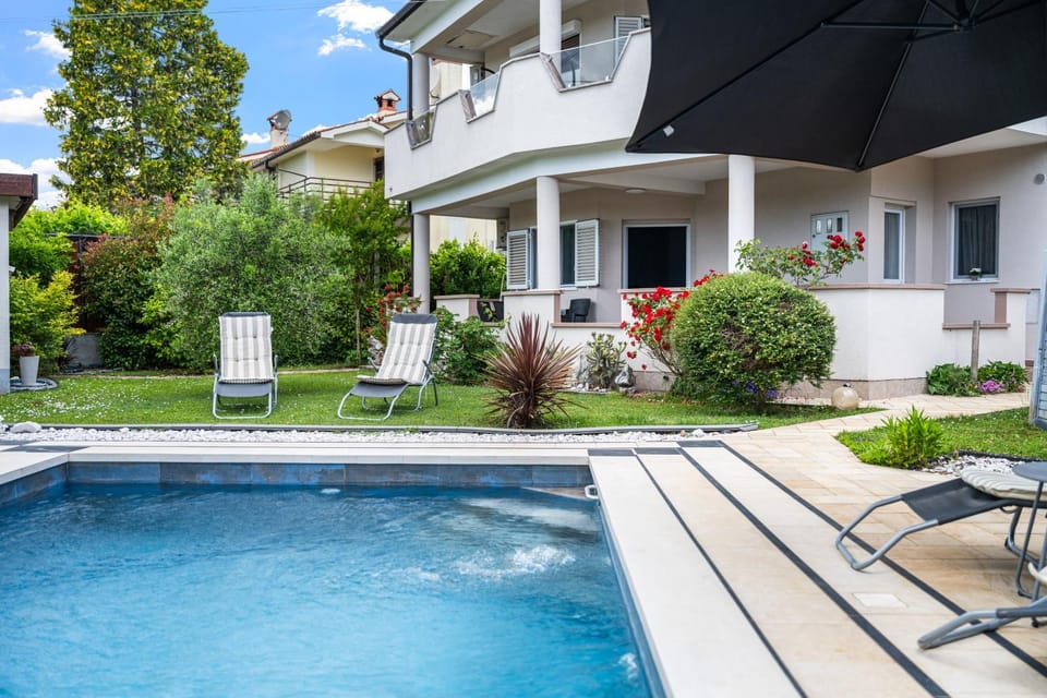 Patio, Garden view, Pool view, Swimming pool, sunbed
