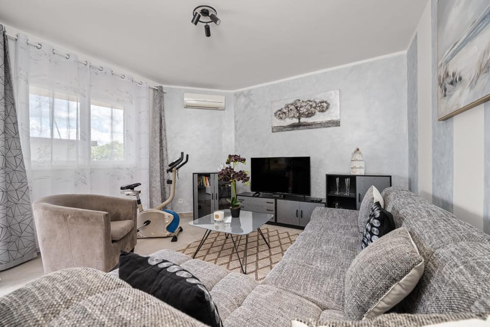 TV and multimedia, Living room, Evening entertainment