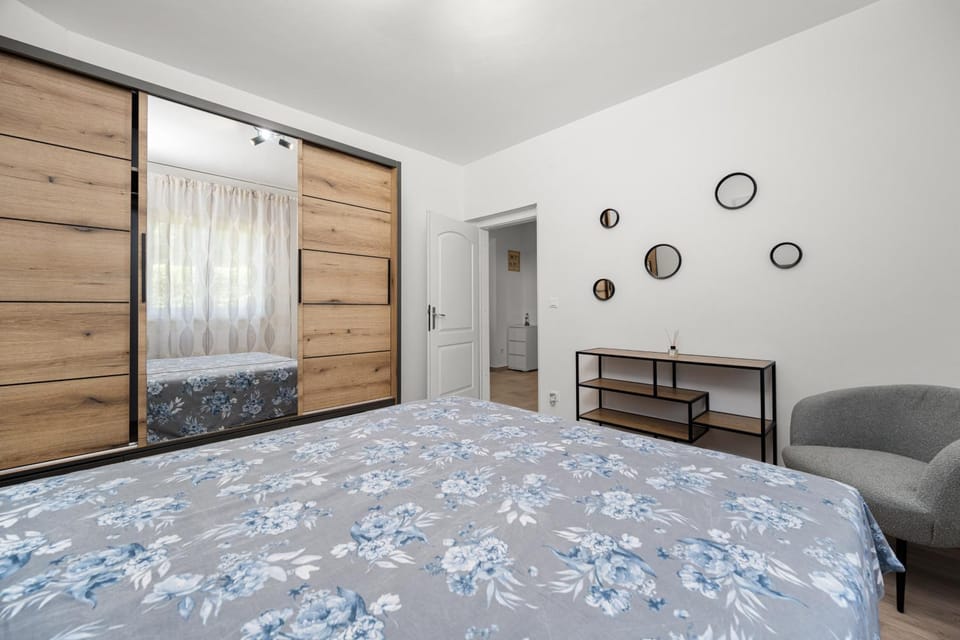 Bedroom, wardrobe