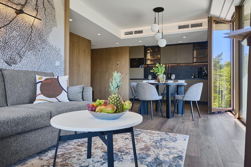 TV and multimedia, Kitchen or kitchenette, Living room, Seating area, Dining area