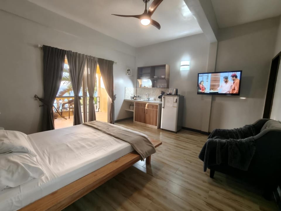 Bed, TV and multimedia, Photo of the whole room, Bedroom