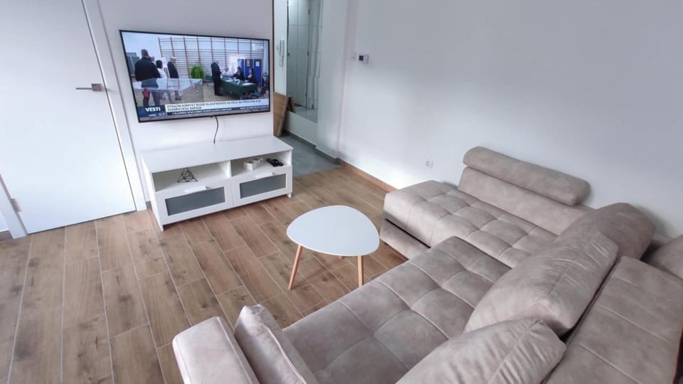 TV and multimedia, Living room, Seating area, Evening entertainment