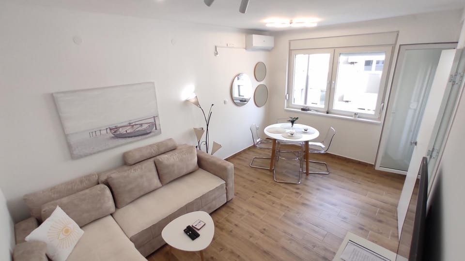 Living room, Seating area, Dining area, air conditioner