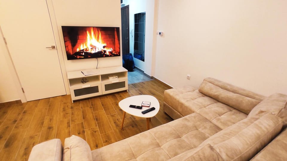 Communal lounge/ TV room, TV and multimedia, Living room, Seating area, Evening entertainment