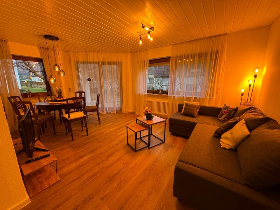 TV and multimedia, Living room, Seating area, Dining area