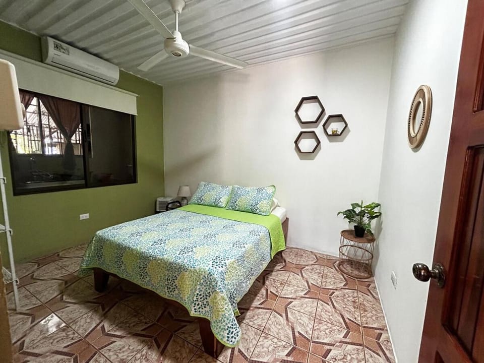 Apartment 5 -10 minutes away BY CAR from Manuel Antonio beach! Apartment in Quepos