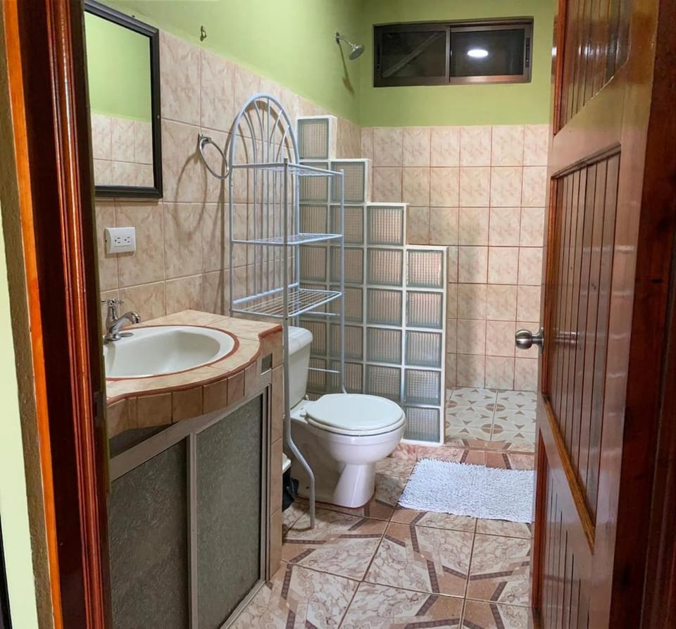 Apartment 5 -10 minutes away BY CAR from Manuel Antonio beach! Apartment in Quepos
