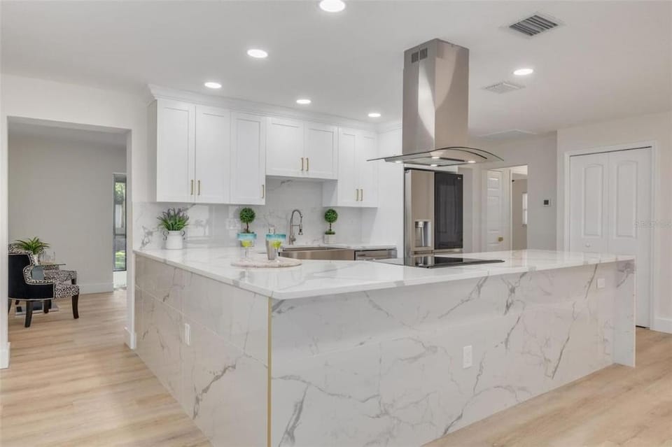 Kitchen or kitchenette, dishwasher, stove