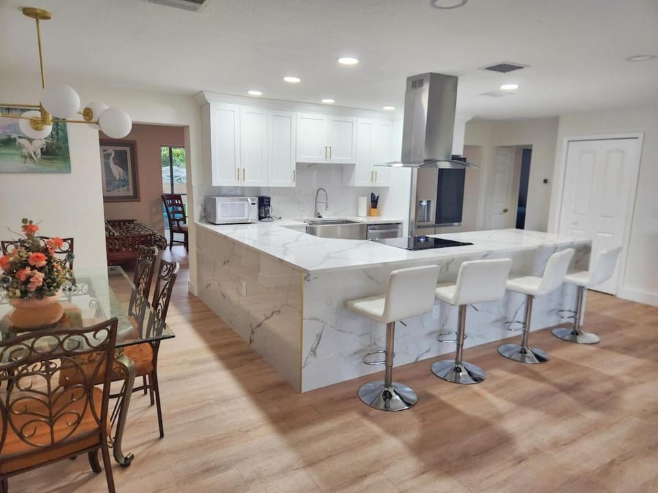 Kitchen or kitchenette, Dining area, dishwasher, oven, pet friendly, stove