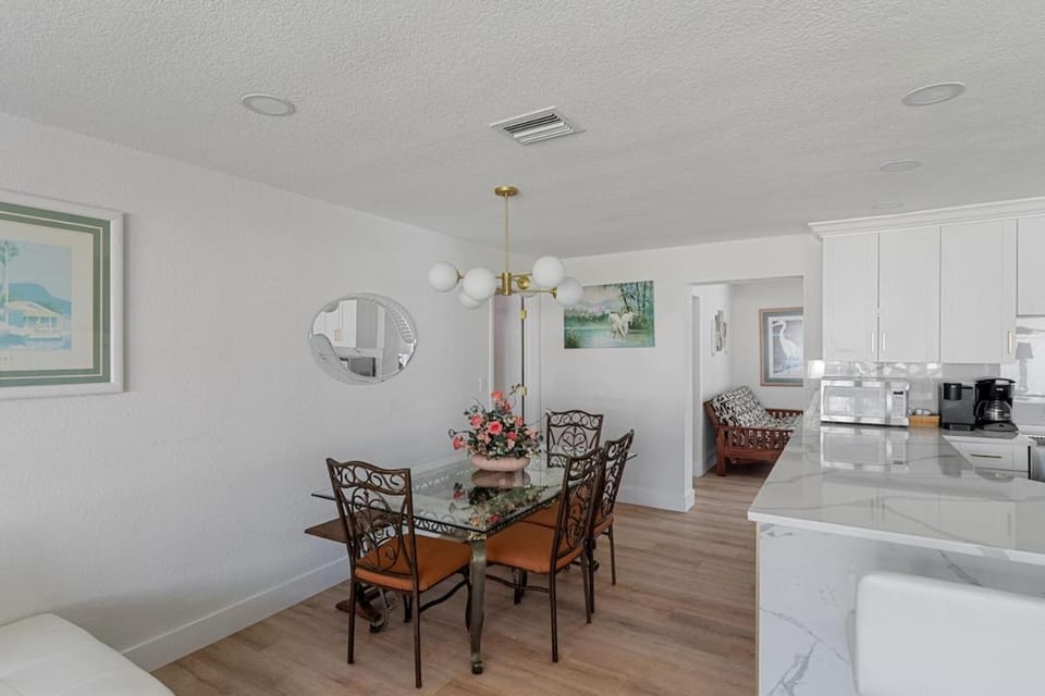 Kitchen or kitchenette, Seating area, Dining area