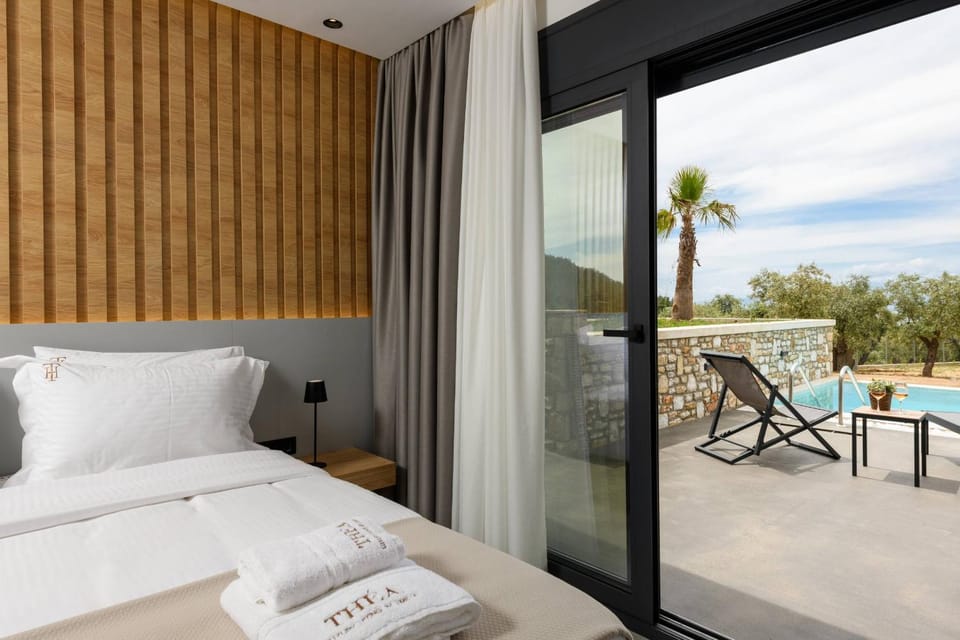 Balcony/Terrace, Photo of the whole room, Bedroom, Pool view, sunbed