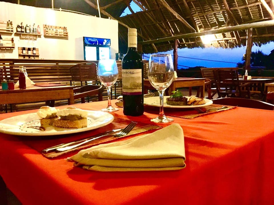 Restaurant/places to eat, Food and drinks, Banquet/Function facilities, Decorative detail, Food, Lunch, Dinner, Drinks, Alcoholic drinks