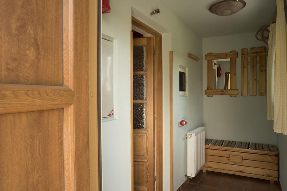 Facade/entrance, wardrobe