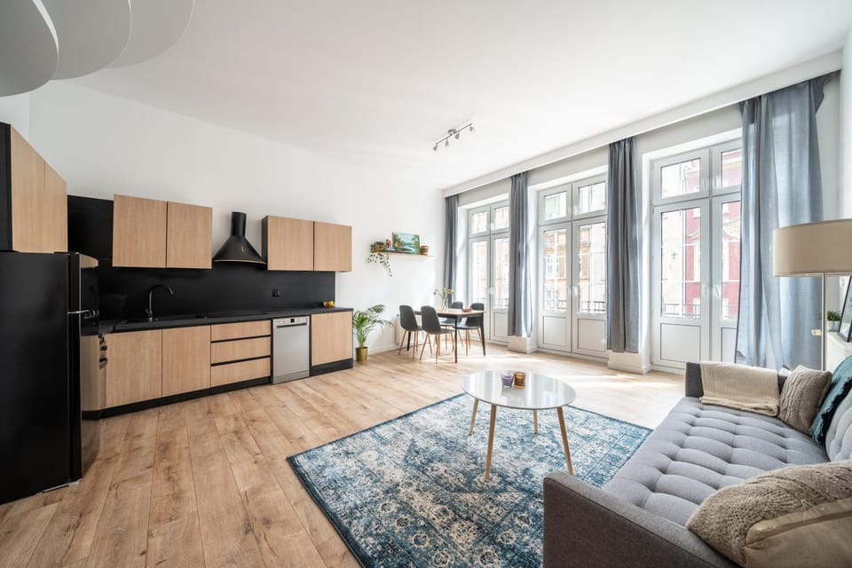 Kitchen or kitchenette, Living room, Seating area, Dining area, stove