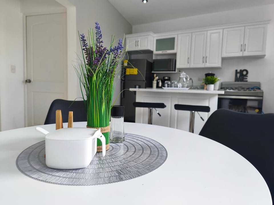 Coffee/tea facilities, Kitchen or kitchenette, Dining area