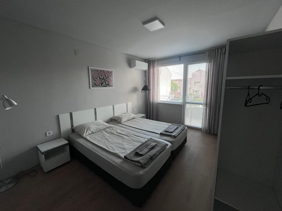 Bed, Bedroom, towels