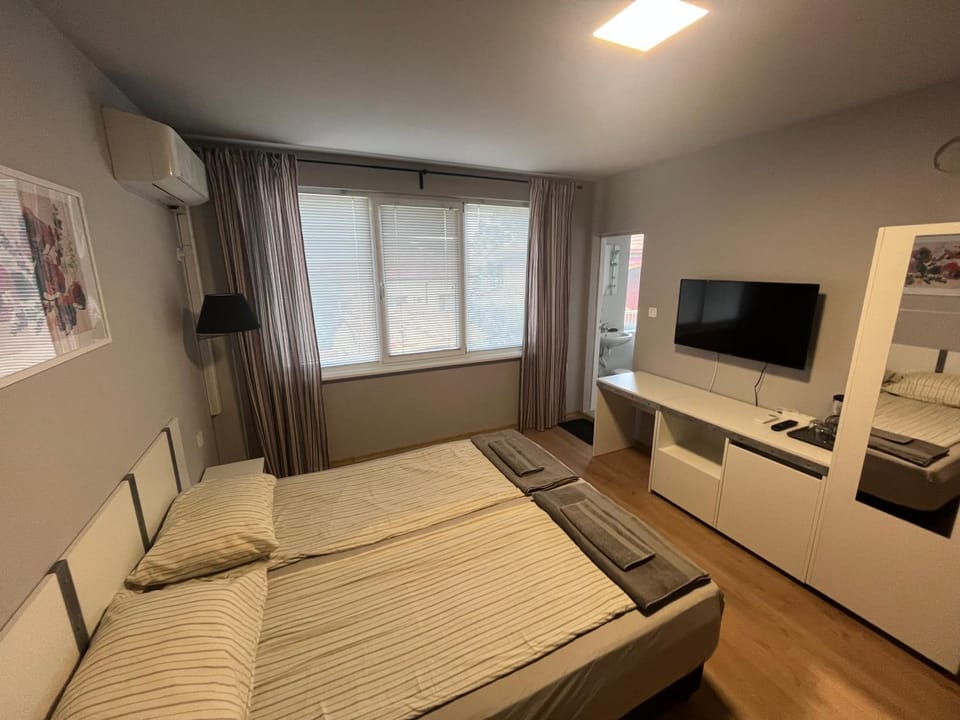 Bed, Photo of the whole room, towels