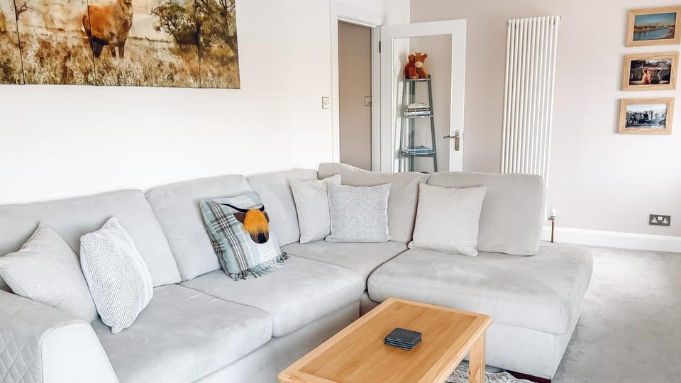River-View Loft, sleeps 4, with parking Apartment in Inverness
