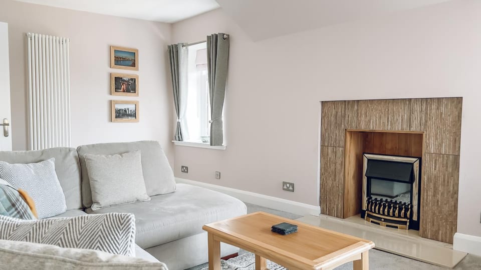 River-View Loft, sleeps 4, with parking Apartment in Inverness