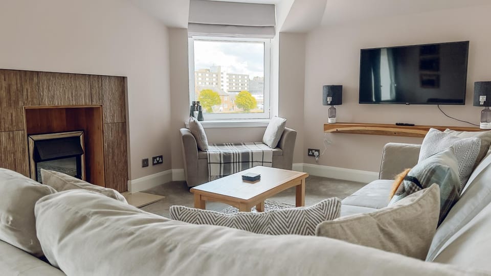 River-View Loft, sleeps 4, with parking Apartment in Inverness