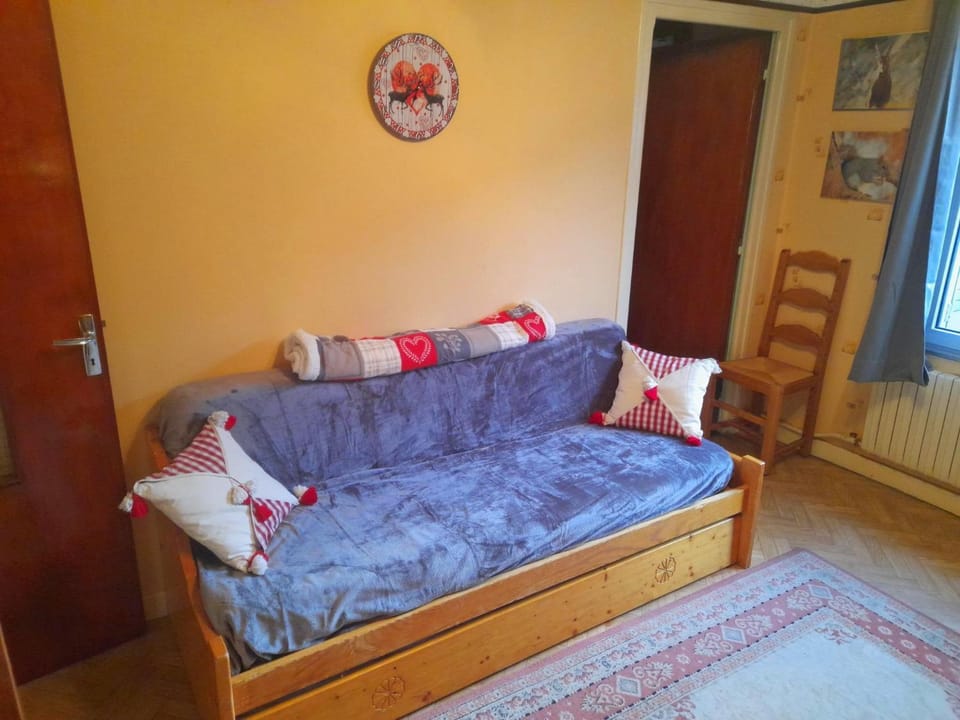 Bed, Living room, Seating area