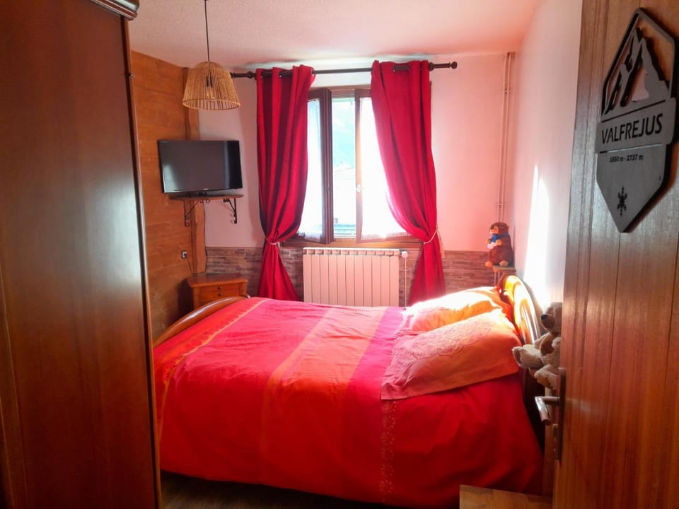 Bed, TV and multimedia, Photo of the whole room, Bedroom, wardrobe