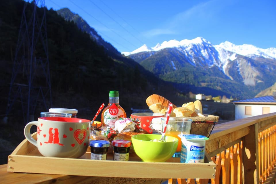 Natural landscape, View (from property/room), Balcony/Terrace, Food and drinks, Dining area, Food, Mountain view, Breakfast, Internal: Not applicable to any particular room