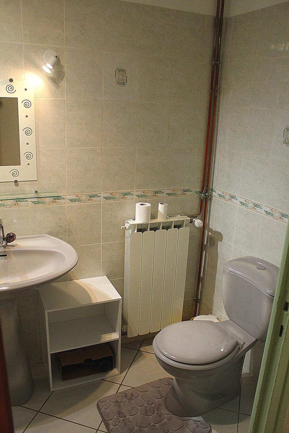 Toilet, Bathroom, Internal: Not applicable to any particular room