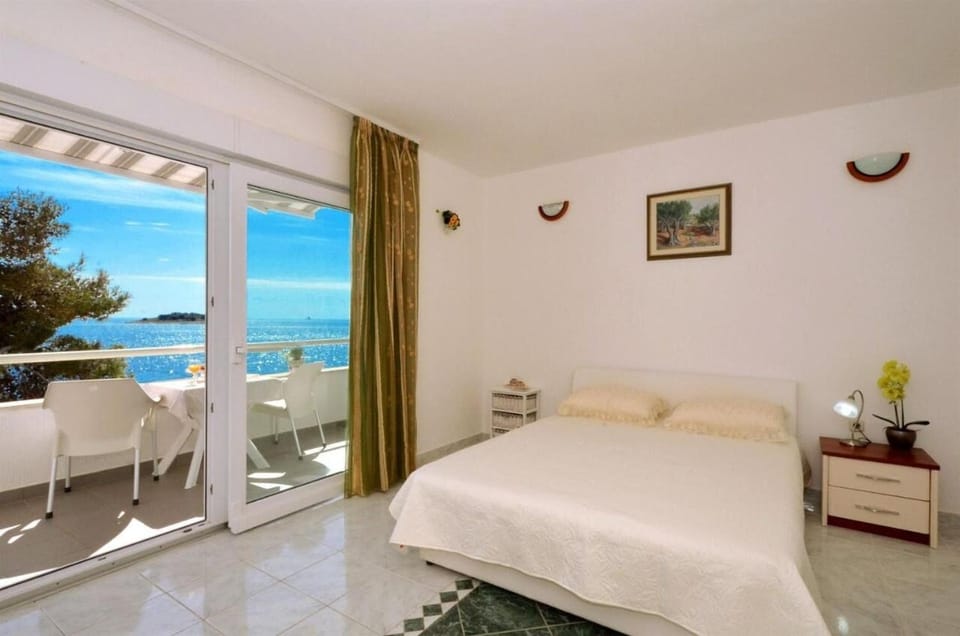 Bed, Natural landscape, View (from property/room), Balcony/Terrace, Photo of the whole room, Seating area, Bedroom, Landmark view, Sea view