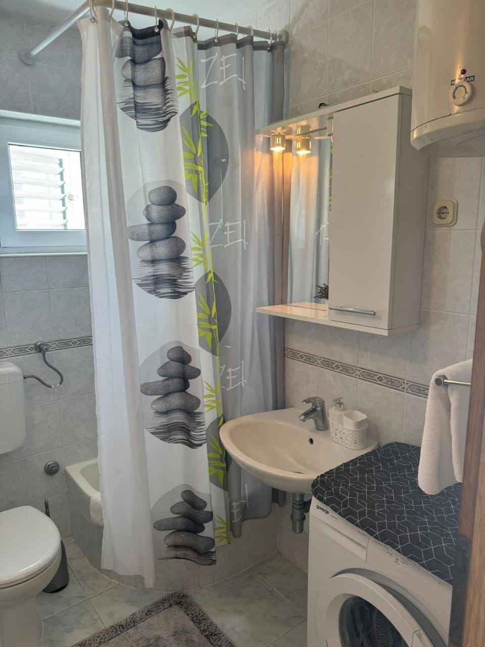 Shower, Toilet, Bathroom, towels, washing machine
