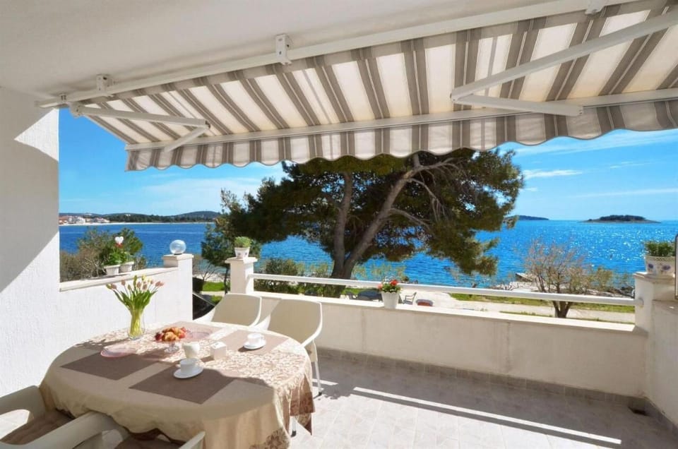 Day, Natural landscape, View (from property/room), Balcony/Terrace, Dining area, Sea view