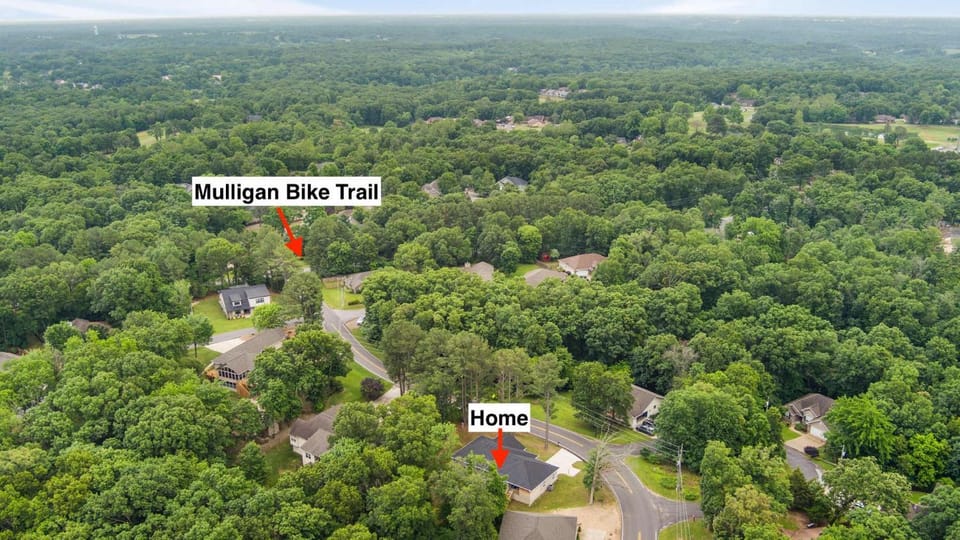 The Veloshire - Half mi to MTB Trails-Hot Tub House in Bella Vista