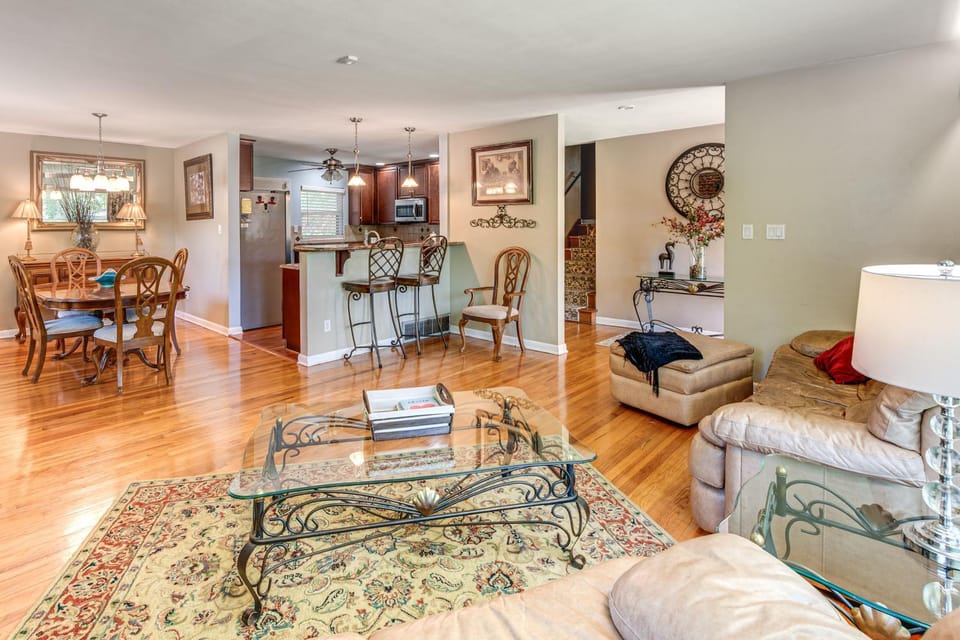 2 Mi to FSU & FAMU: Home w/ Spacious Deck! House in Tallahassee
