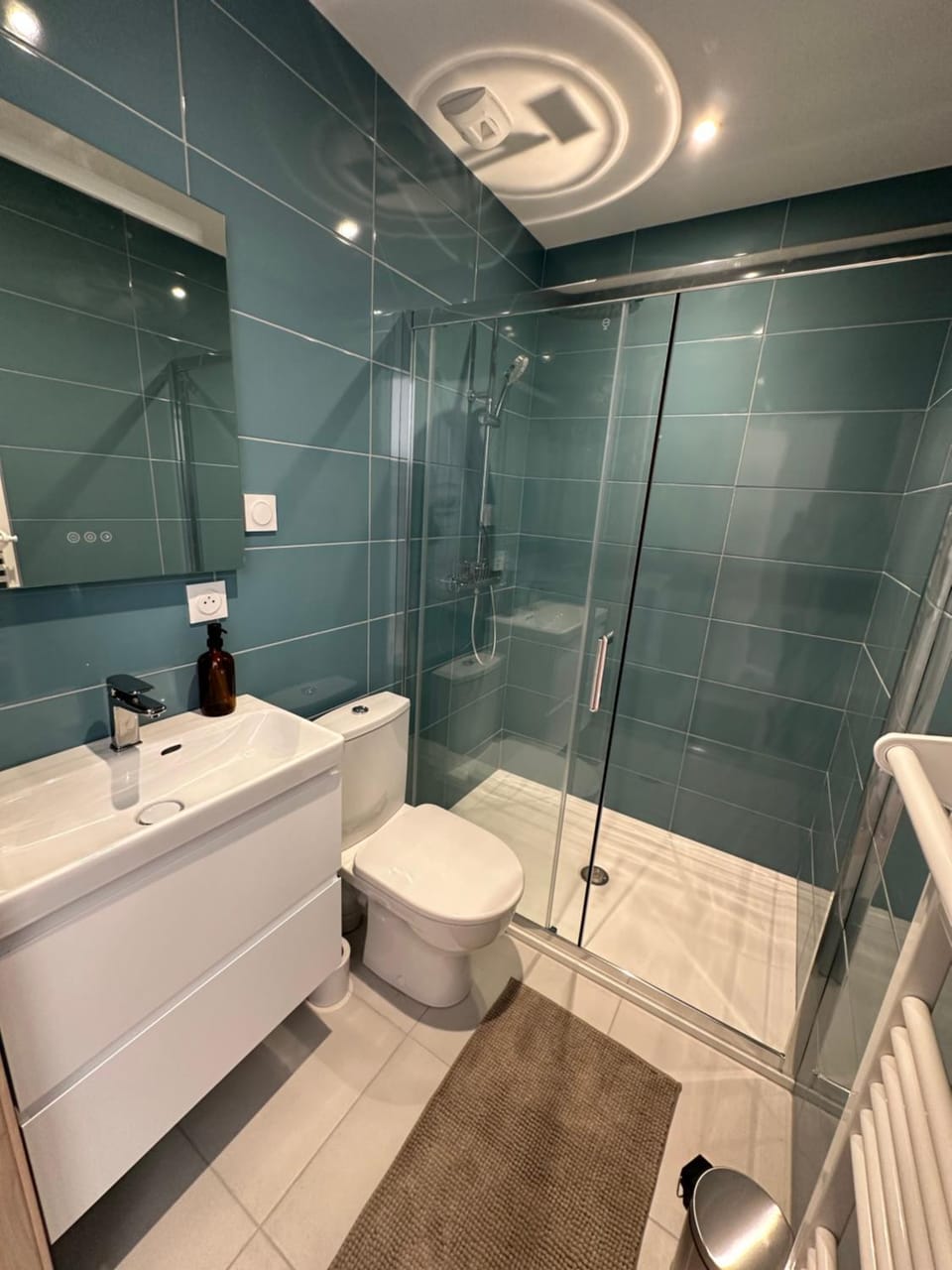 Shower, Toilet, Bathroom, towels