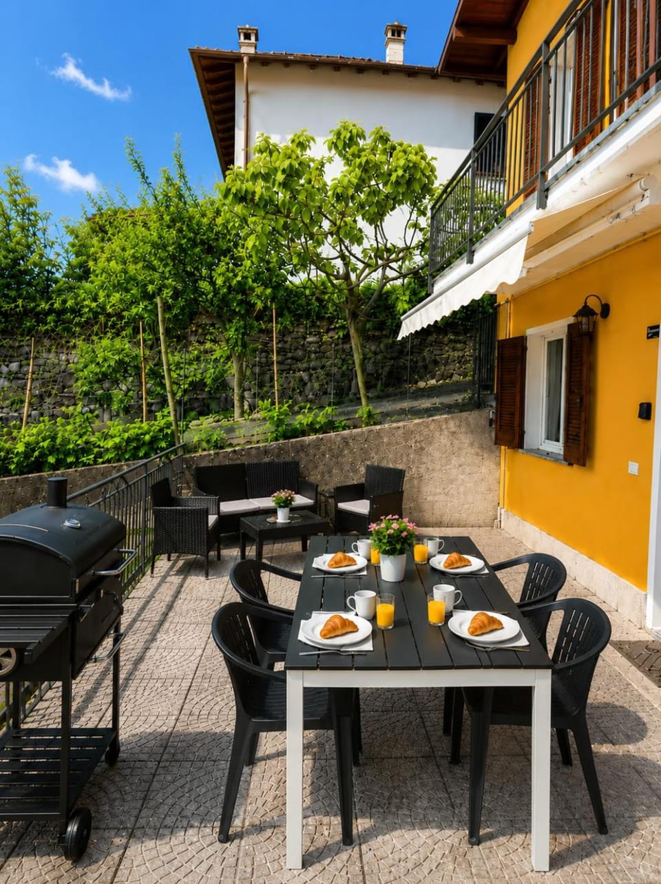 Property building, Day, Food and drinks, Dining area, Garden view
