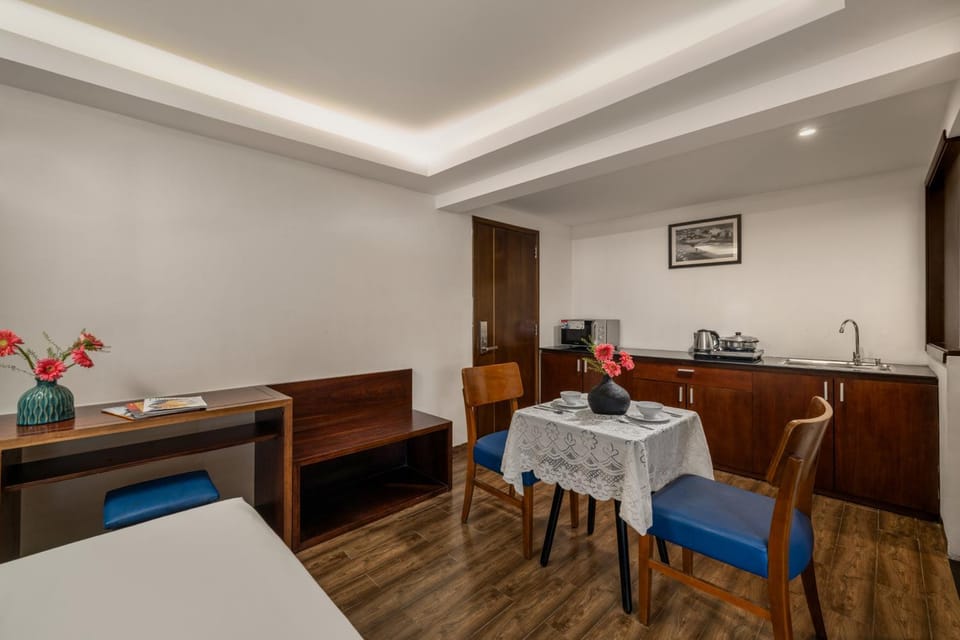 Kitchen or kitchenette, Dining area, minibar
